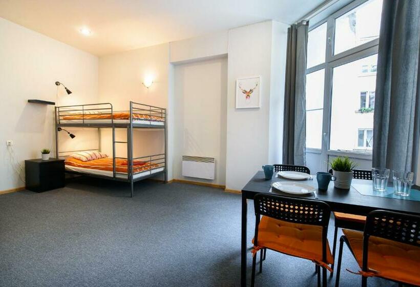 اتاق استاندارد چهارنفره با بالکن, Constitution Square Rooms