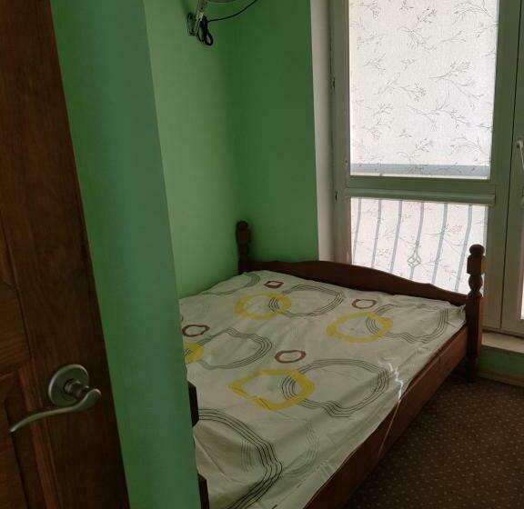 غرفة قياسية فردية, Roadway