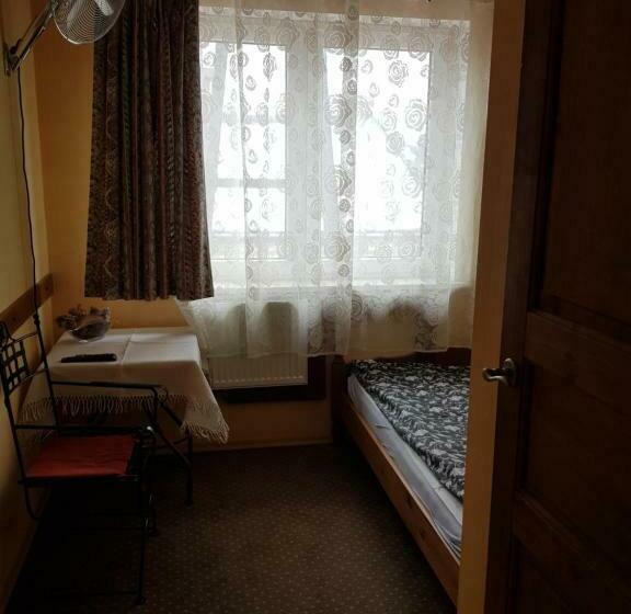 غرفة قياسية فردية, Roadway