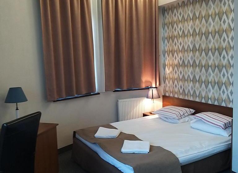 اتاق خانوادگی, B & B Tomula