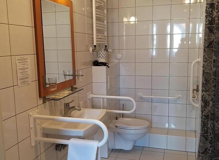 اتاق خانوادگی, B & B Tomula