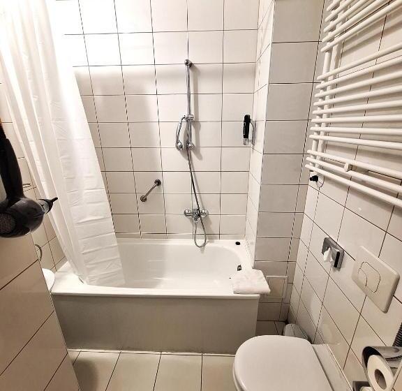 اتاق خانوادگی, B & B Tomula