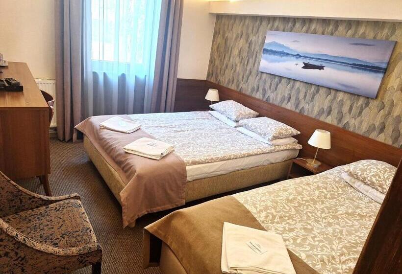 اتاق خانوادگی, B & B Tomula