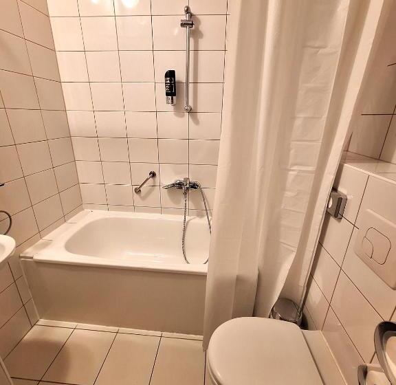 اتاق خانوادگی, B & B Tomula