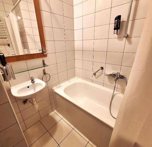 اتاق خانوادگی, B & B Tomula