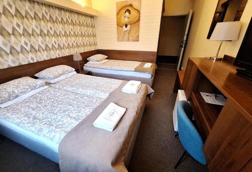 اتاق خانوادگی, B & B Tomula