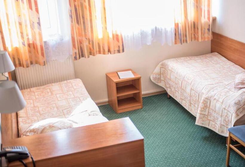 اتاق استاندارد سه نفره, Amicus żoliborz