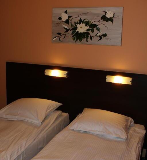 اتاق استاندارد چهار تخته, Amicus żoliborz