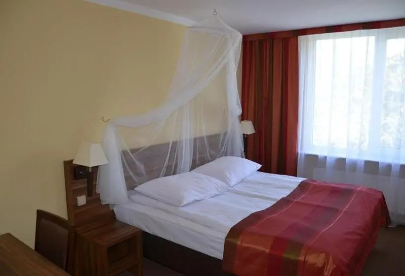 クラシックスタジオ, Obiekt Tatar   Usługi Hotelarskie