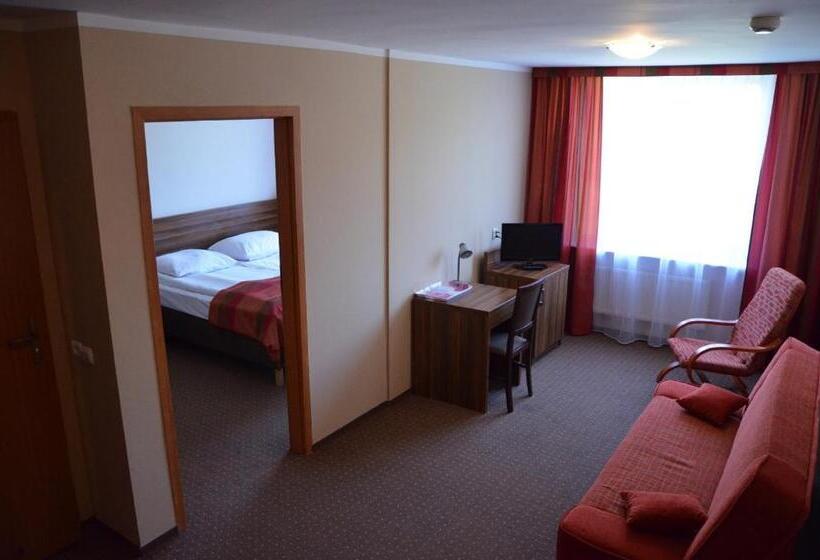 إستوديو كلاسيكى, Obiekt Tatar   Usługi Hotelarskie