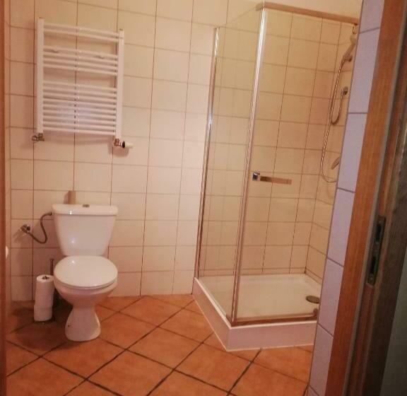 חדר סטנדרט לשלושה עם חדר אמבטיה משוף, Villa Hubertus