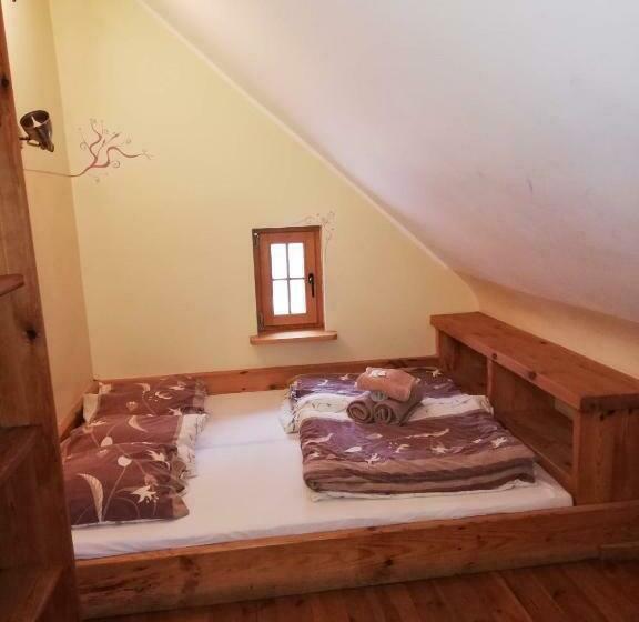 חדר סטנדרט לשלושה עם חדר אמבטיה משוף, Villa Hubertus