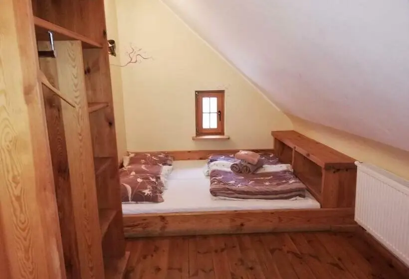 バスルーム共有のトリプルスタンダード, Villa Hubertus