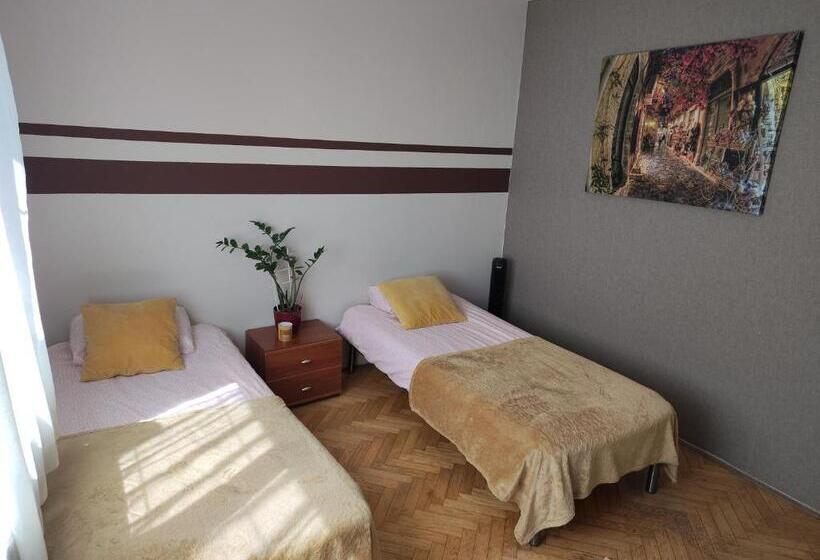 غرفة قياسية ثلاثية مع حمام خارجي, Vistula City