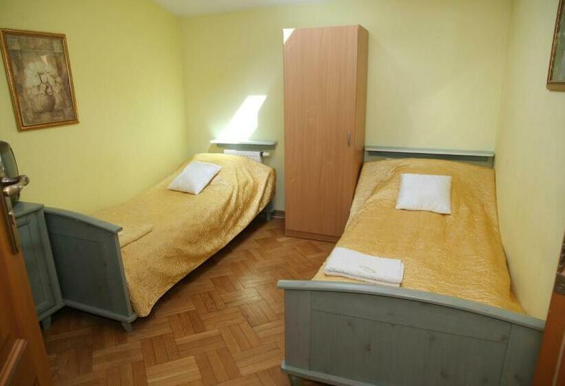 اتاق استاندارد با سرویس بهداشتی مشترک, Hostel Va Bank