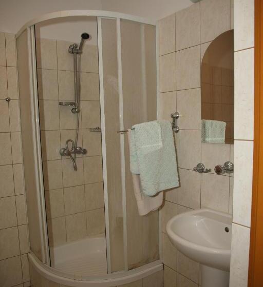 اتاق استاندارد یک تخته با سرویس بهداشتی مشترک, Hostel Va Bank