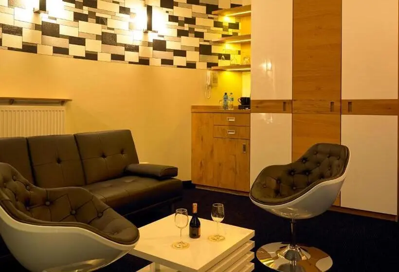 デラックススタジオ, Aura   Hotel & Restaurant & Sauna