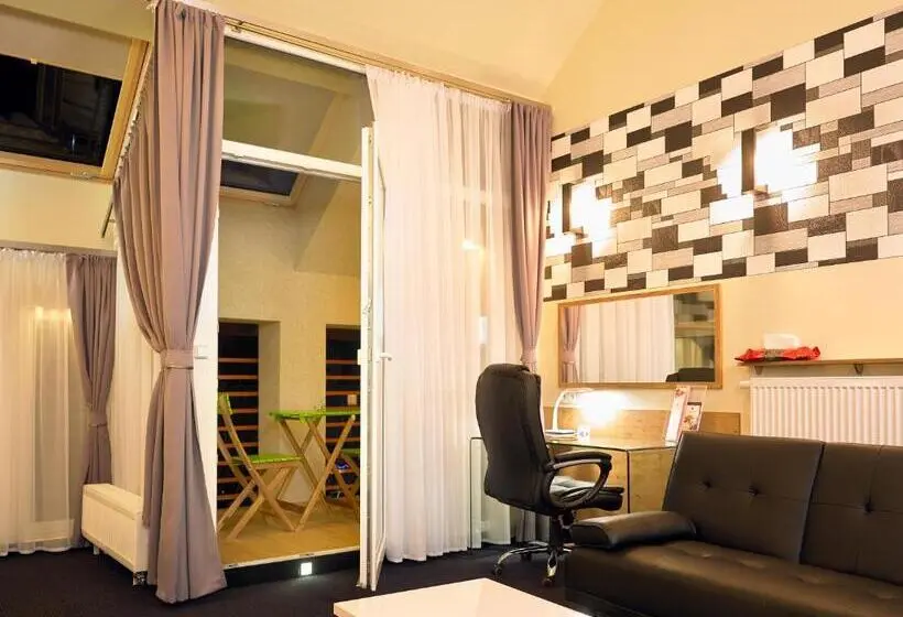 デラックススタジオ, Aura   Hotel & Restaurant & Sauna