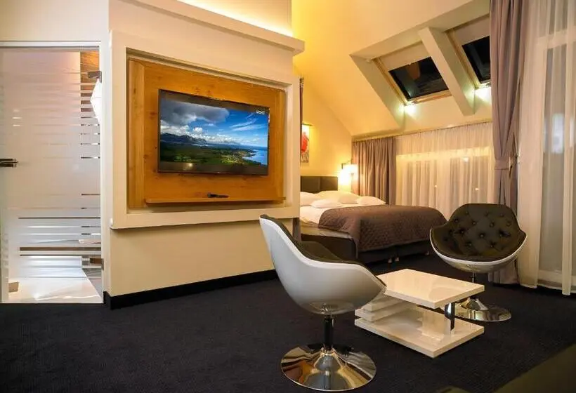 デラックススタジオ, Aura   Hotel & Restaurant & Sauna