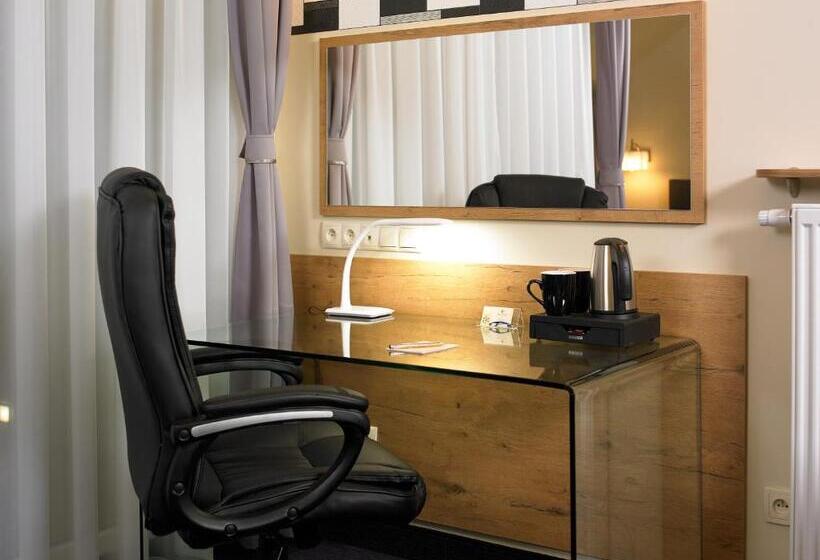 استودیوی لوکس, Aura   Hotel & Restaurant & Sauna