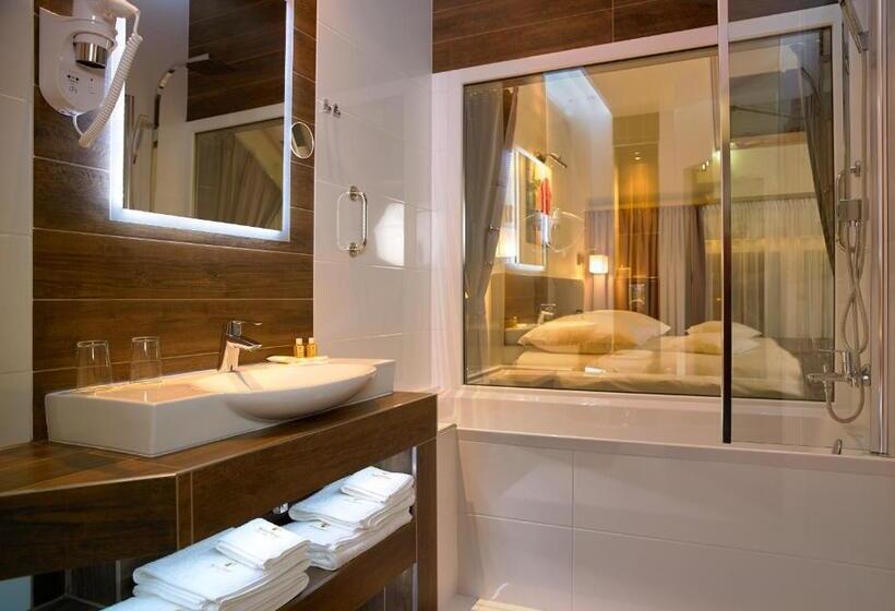 استودیوی لوکس, Aura   Hotel & Restaurant & Sauna