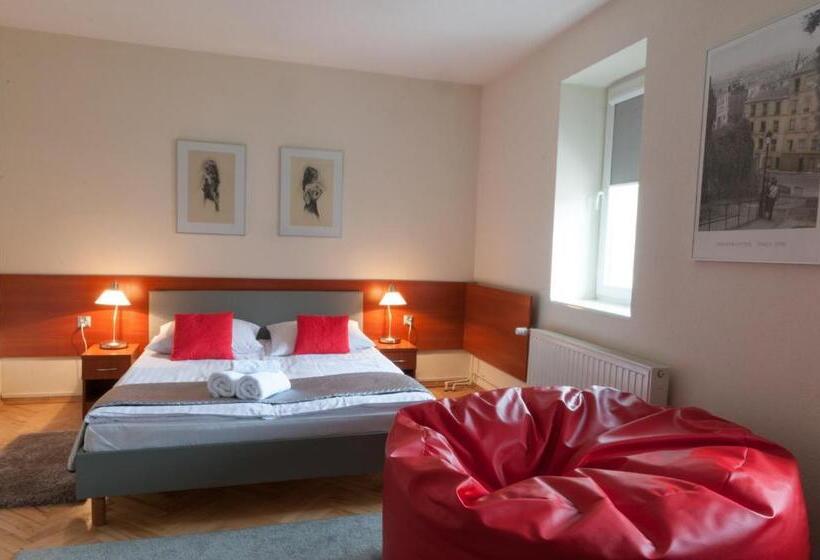 デラックスジュニアスイート, Komes