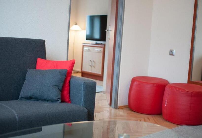 デラックスジュニアスイート, Komes