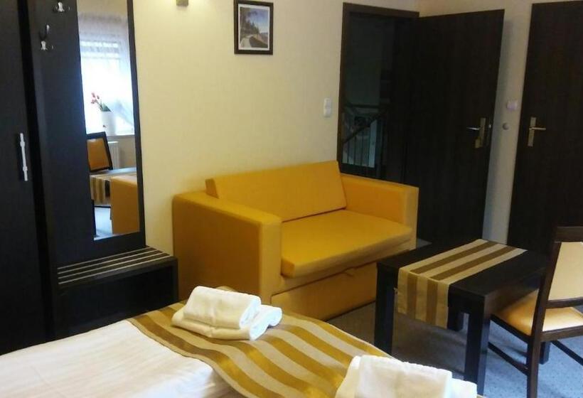 اتاق خانوادگی, Pod Dębami