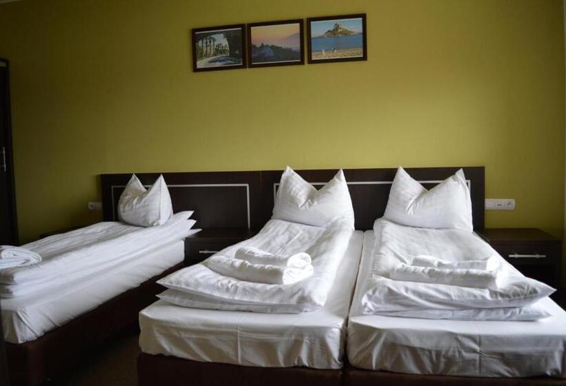 اتاق راحتی سه تخته, Pod Dębami