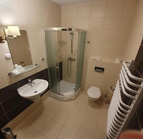 اتاق استاندارد یک نفره, Pod Dębami