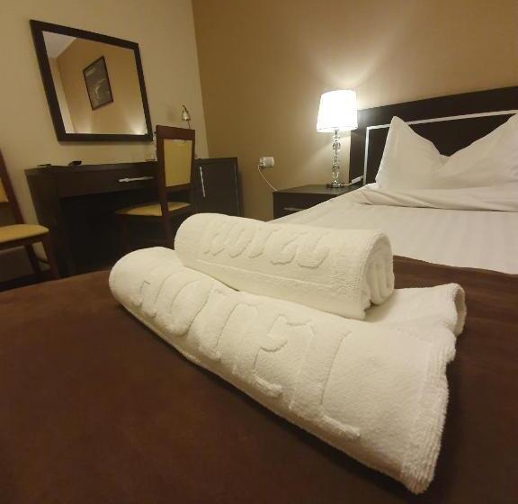 اتاق استاندارد یک نفره, Pod Dębami