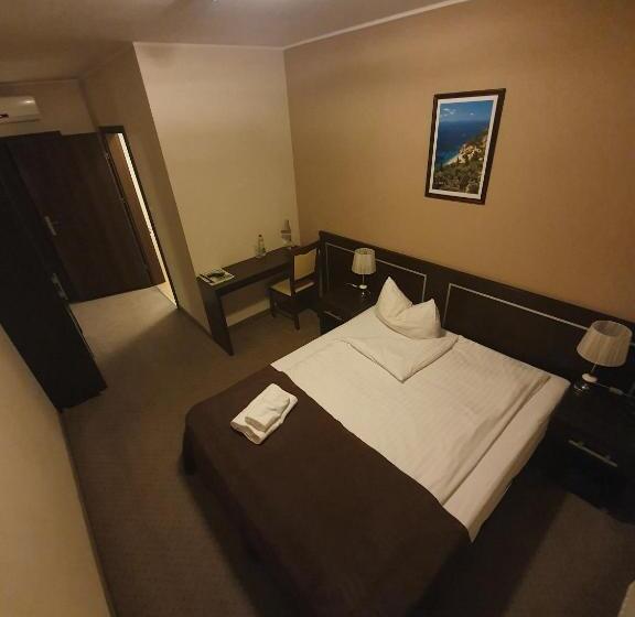 اتاق استاندارد یک نفره, Pod Dębami