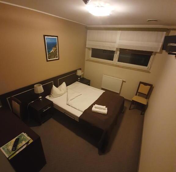 اتاق استاندارد یک نفره, Pod Dębami