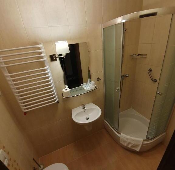 اتاق لوکس, Pod Dębami