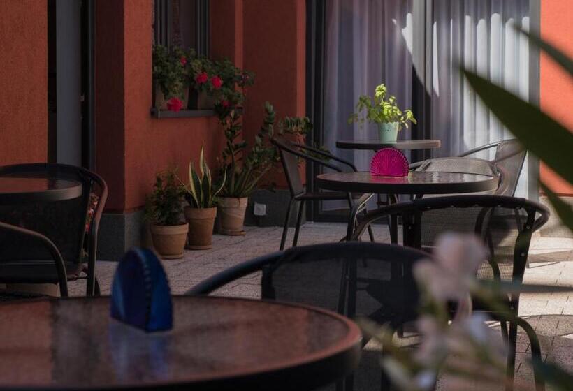 Standard Triple Room with Terrace, Luna