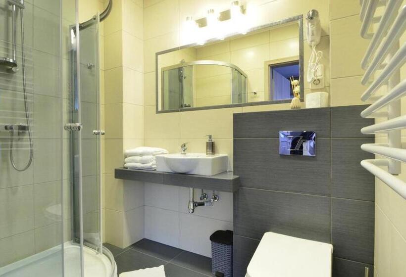 اتاق استاندارد سه نفره, Luna