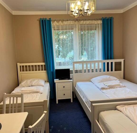 اتاق استاندارد چهارنفره با سرویس بهداشتی مشترک, Noclegi Airportpark