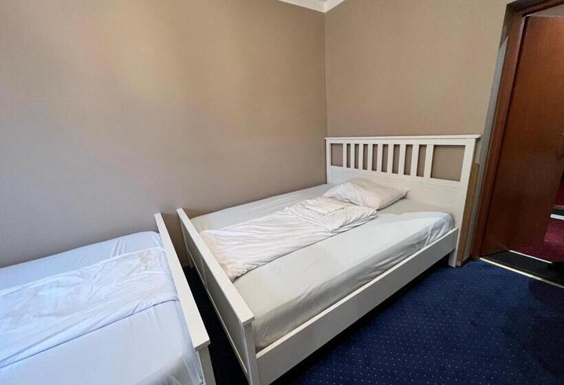 اتاق استاندارد چهارنفره با سرویس بهداشتی مشترک, Noclegi Airportpark