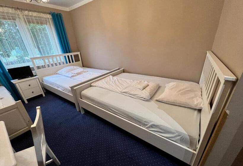 اتاق استاندارد چهارنفره با سرویس بهداشتی مشترک, Noclegi Airportpark