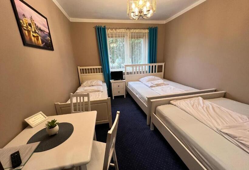 اتاق استاندارد چهارنفره با سرویس بهداشتی مشترک, Noclegi Airportpark