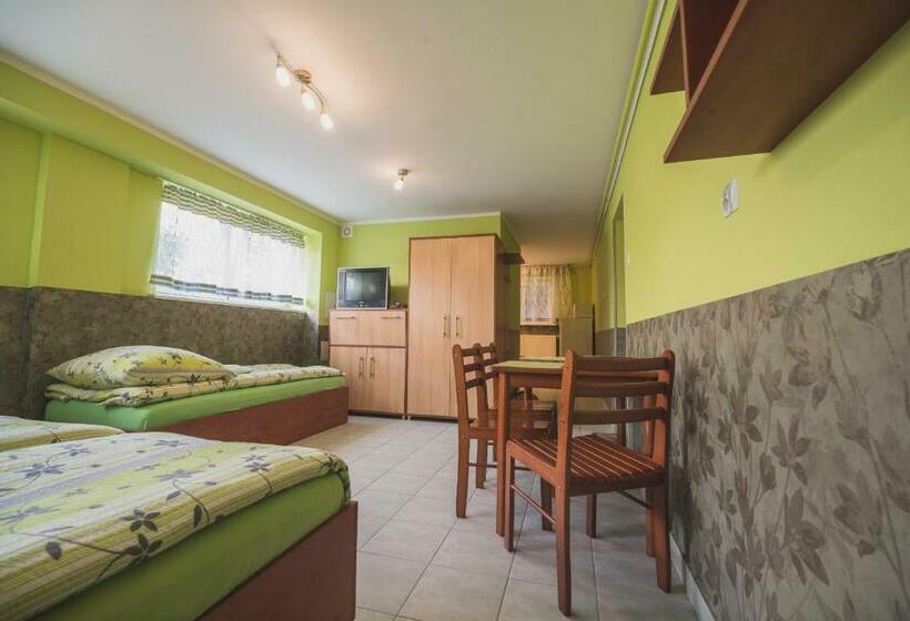 חדר סטנדרט לשלושה, Willa Baca