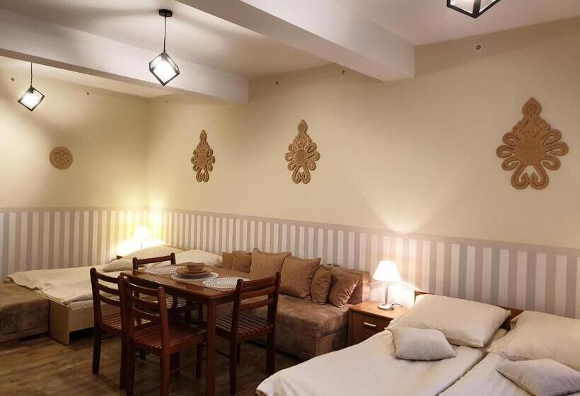 חדר משפחתי, Willa Baca