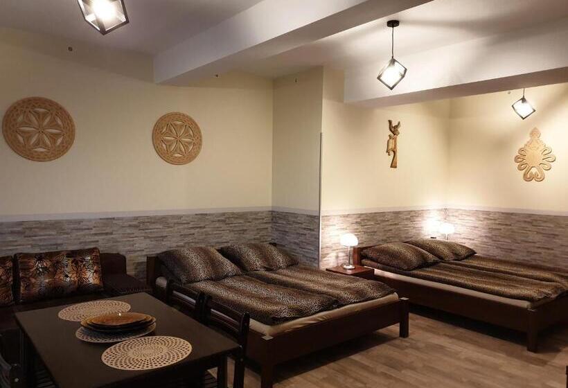 חדר משפחתי, Willa Baca