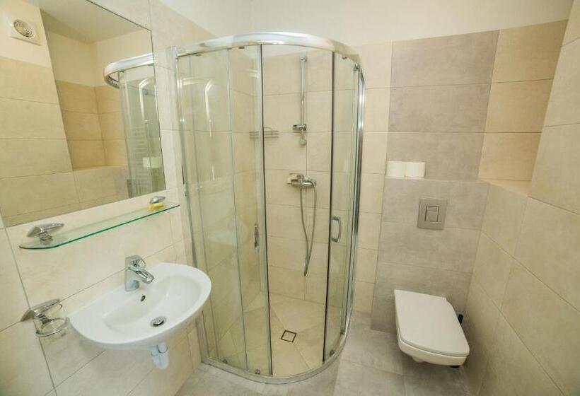 استودیوی استاندارد, Pensjonat Pirat