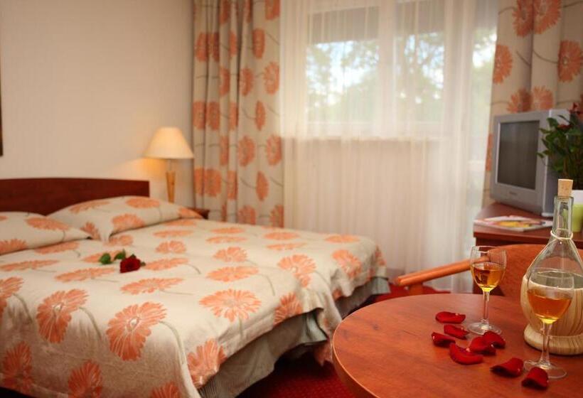 חדר לארבעה סטנדרטי עם מרפסת, Gryf Ośrodek Międzywodzie