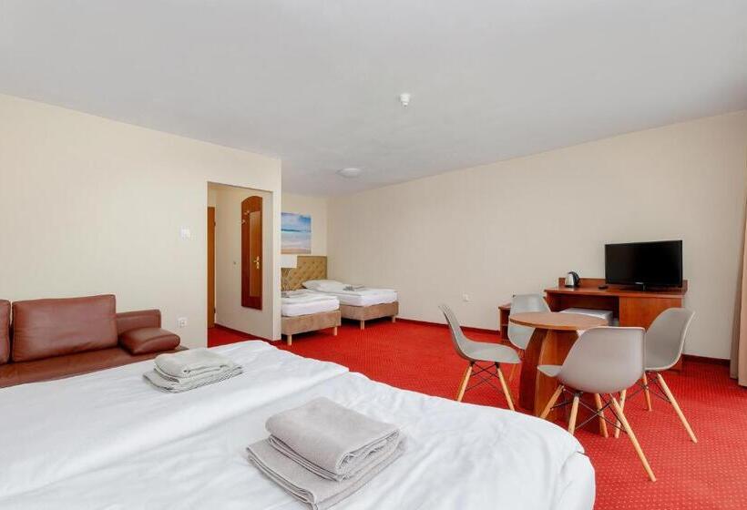 חדר לארבעה סטנדרטי עם מרפסת, Gryf Ośrodek Międzywodzie