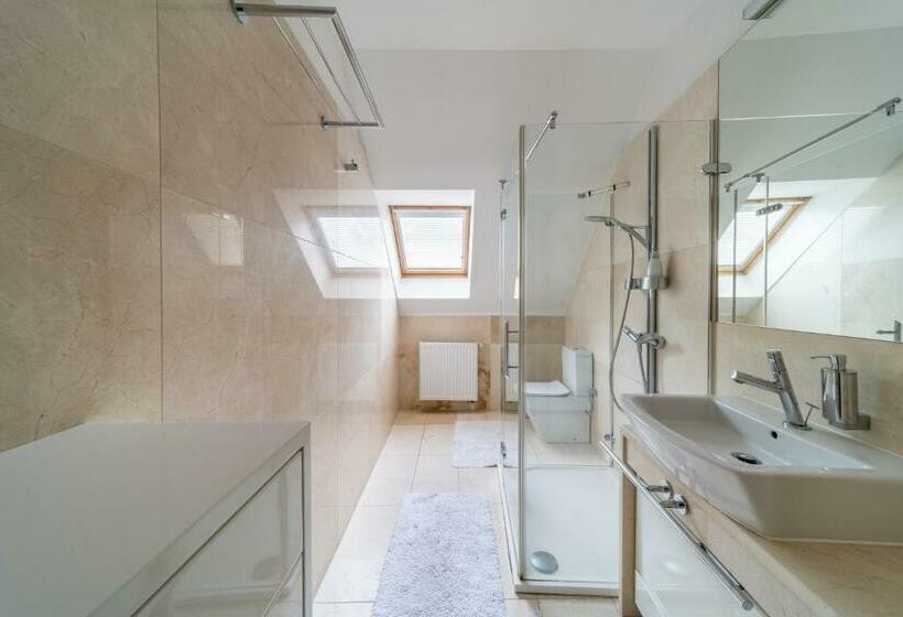 سوئیت 2 خوابه, Szara Willa