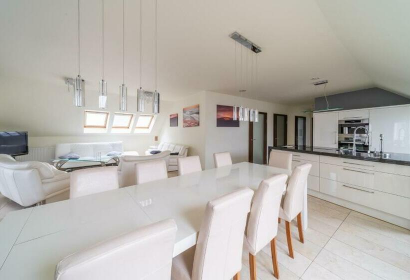 سوئیت 2 خوابه, Szara Willa