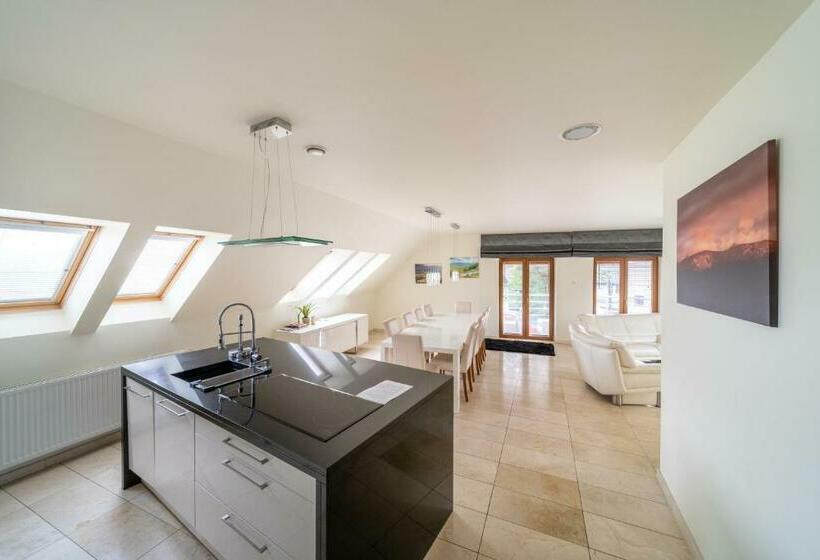 سوئیت 2 خوابه, Szara Willa