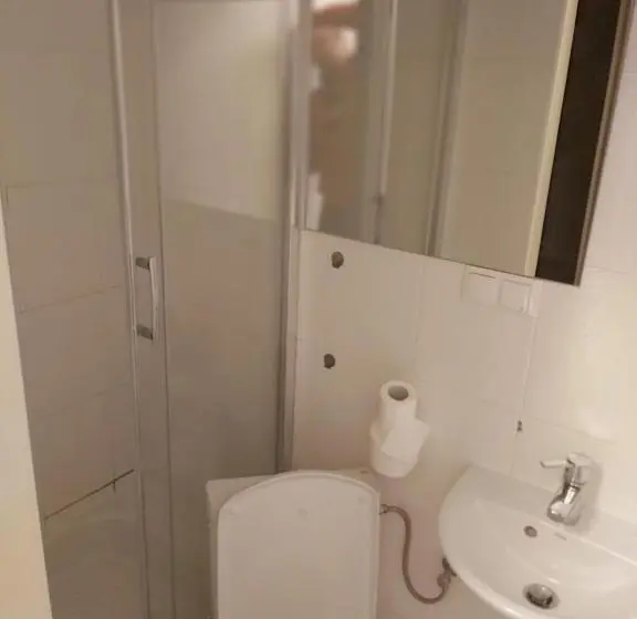 Standard Yhden Hengen Huone, Szara Willa